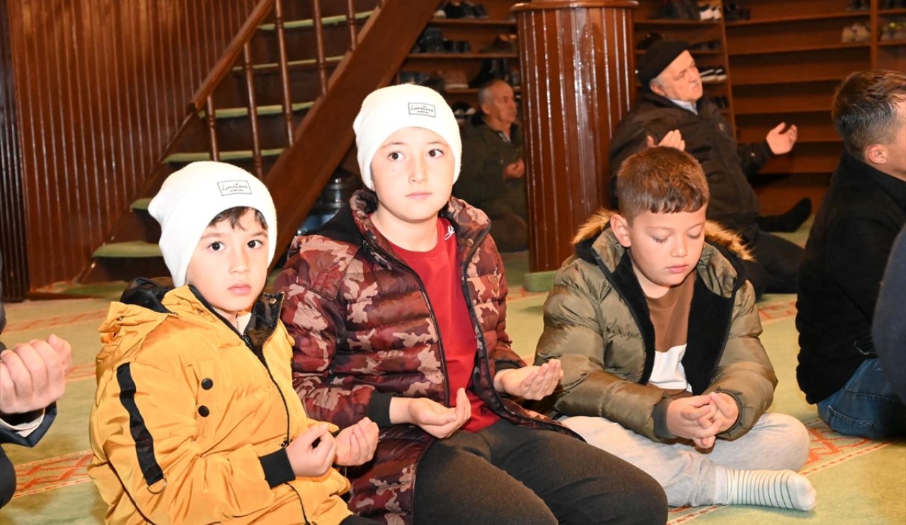 aa-20240101-33328612-33328611-seydisehirde-sabah-namazinda-sehitler-ve-gazzede-hayatini-kaybedenler-icin-dua-edildi.jpg