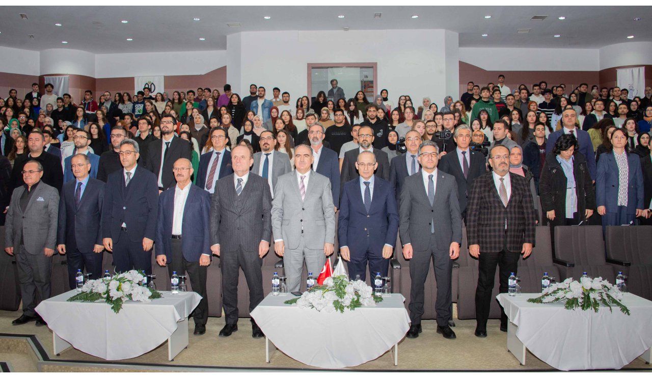selcuk-universitesinde-neden-yeni-anayasa-konulu-soylesi-yapildi-4.jpg
