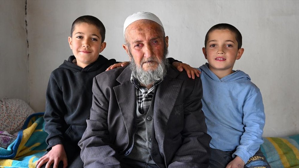 Akıllara durgunluk veren durum! 85 yaşındaki adamın bakın neyi var...