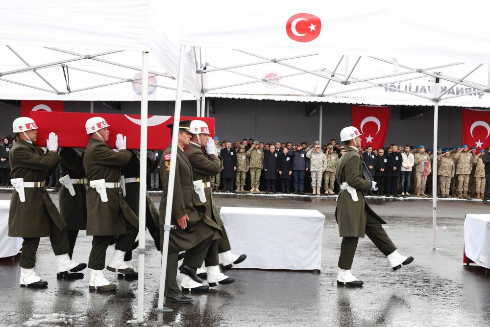 Şehitler için orada tören düzenlendi... Gözler yaşlı!