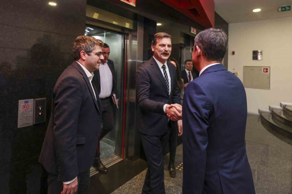 CHP Genel Başkanı Özel, TİP Genel Başkanı Baş ile aynı karede!