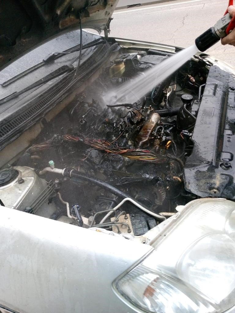 Aracın motorunda dev yangın! Bakın neden çıkmış...