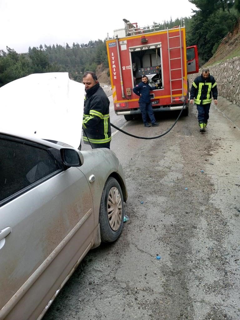 Aracın motorunda dev yangın! Bakın neden çıkmış...