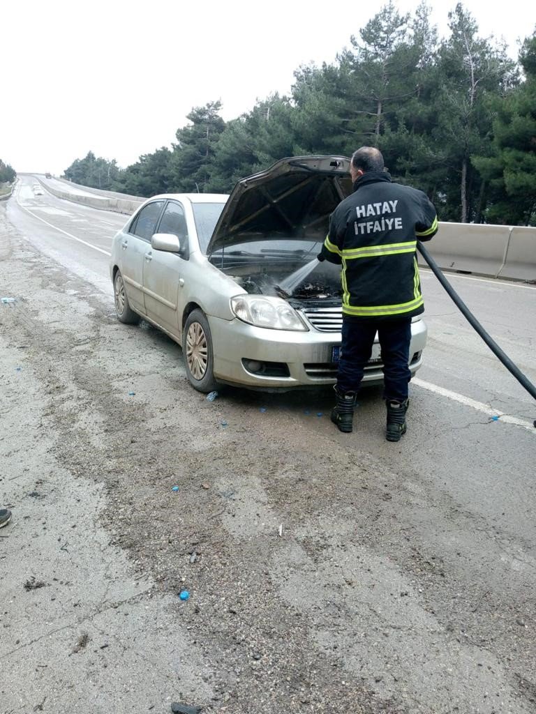 Aracın motorunda dev yangın! Bakın neden çıkmış...