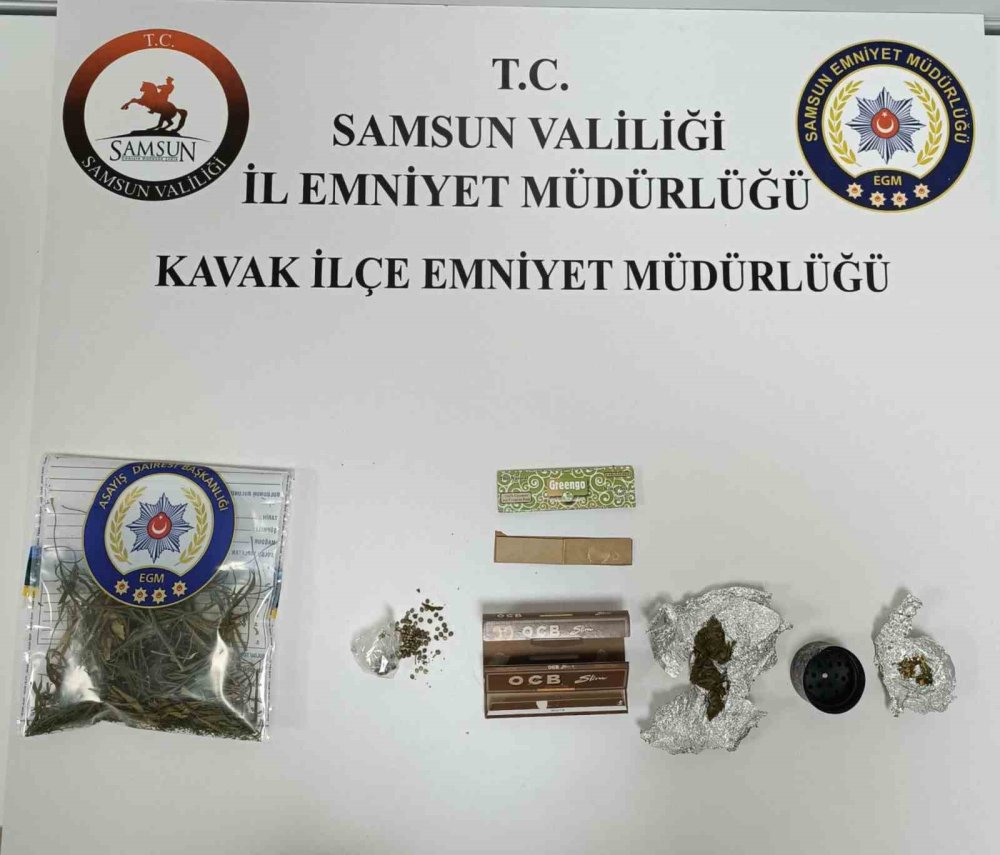 Bir kişi suç makinesi çıktı! Cebinde yasaklı şeyler taşıyormuş...