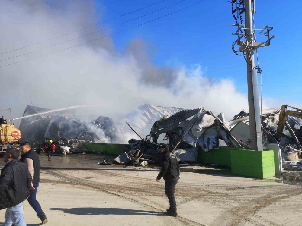 Paketleme tesisinde dev yangın! Olay yerine 26 itfaiye gitti..