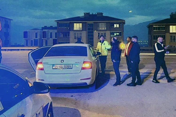 İki otomobil çarpıştı! Yaralılar var...
