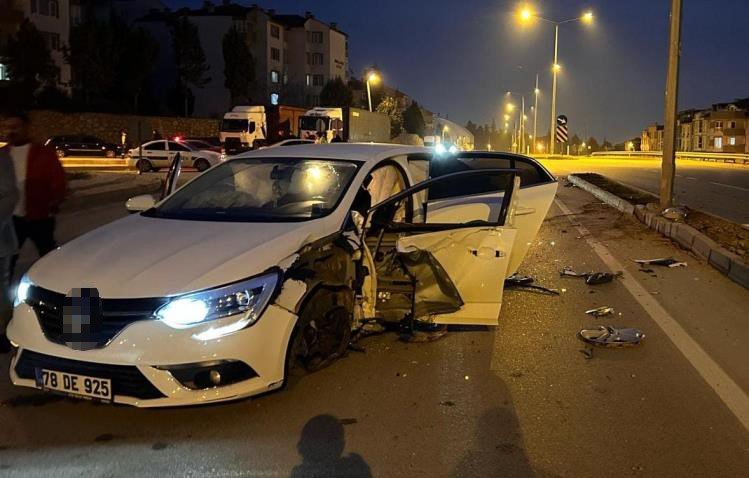 İki otomobil çarpıştı! Yaralılar var...