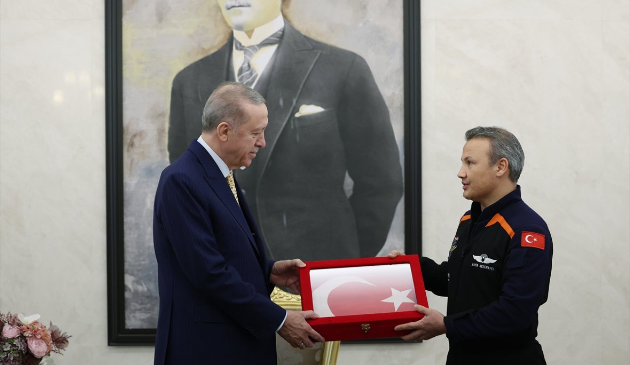 aa-20240212-33684715-33684710-cumhurbaskani-erdogan-turkiyenin-ilk-astronotu-gezeravciyi-kabul-etti.jpg