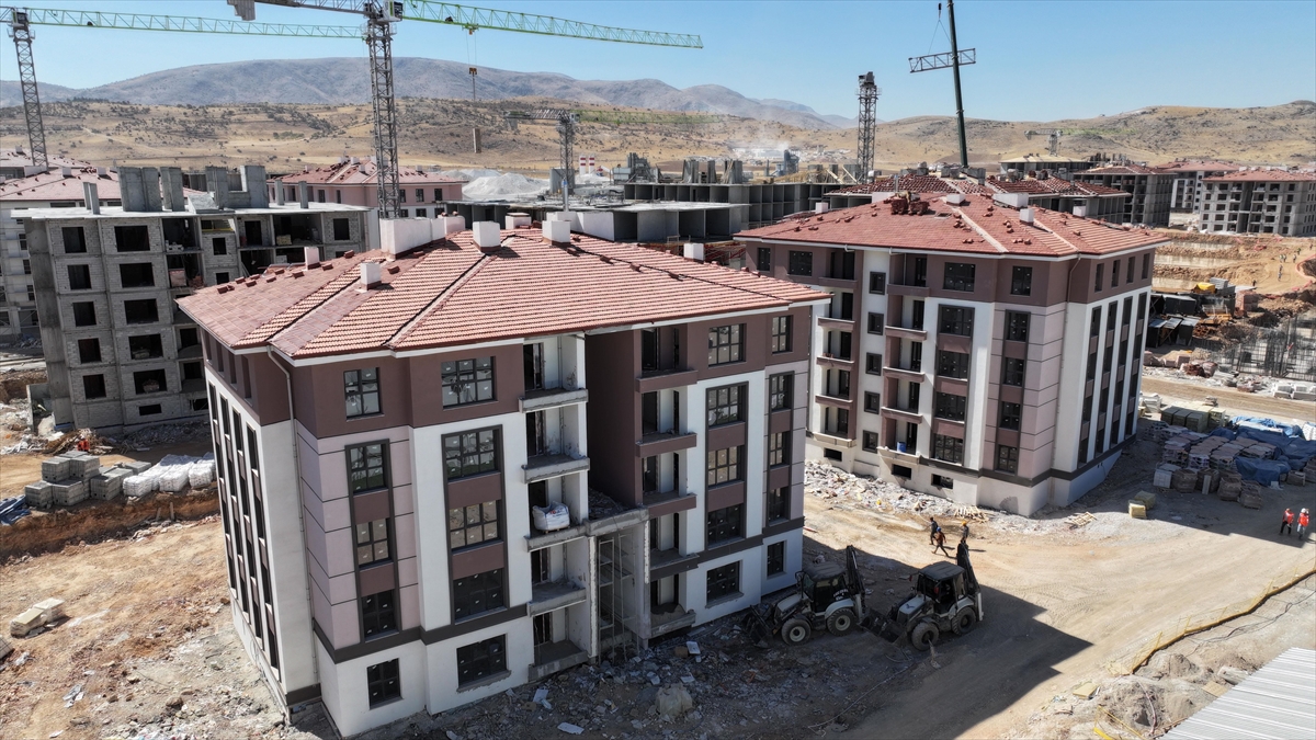 aa-20240413-34259992-34259991-deprem-bolgesindeki-insa-ve-ihya-calismalari-bayram-tatilinde-de-araliksiz-surdu.jpg