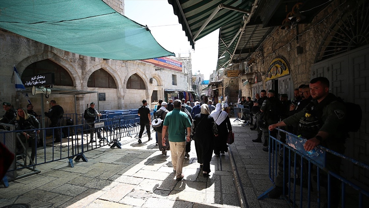 aa-20240419-34313478-34313477-israil-mescidi-aksada-cuma-namazi-kilinmasini-28-haftadir-kisitliyor.jpg