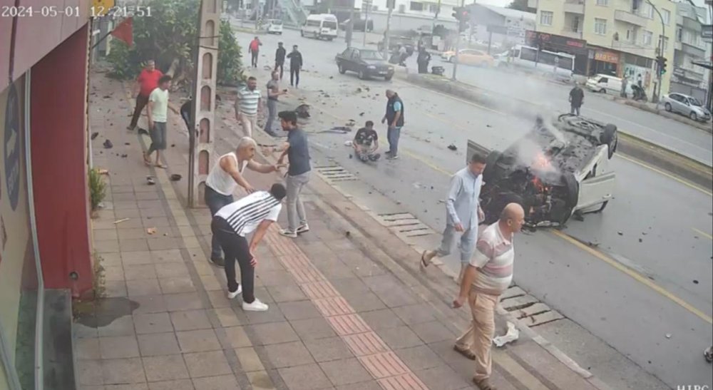 Kaldırımda bekleyen yayaların kabusu oldu! Bir kişi hayatını kaybetti...