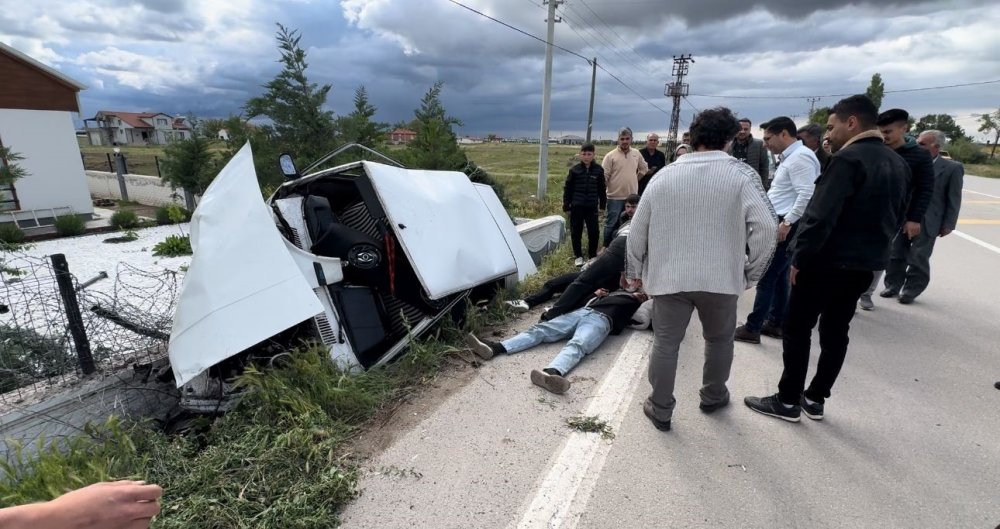 Köpeğe çarpmamak için kaza yaptı! Yaralılar var...