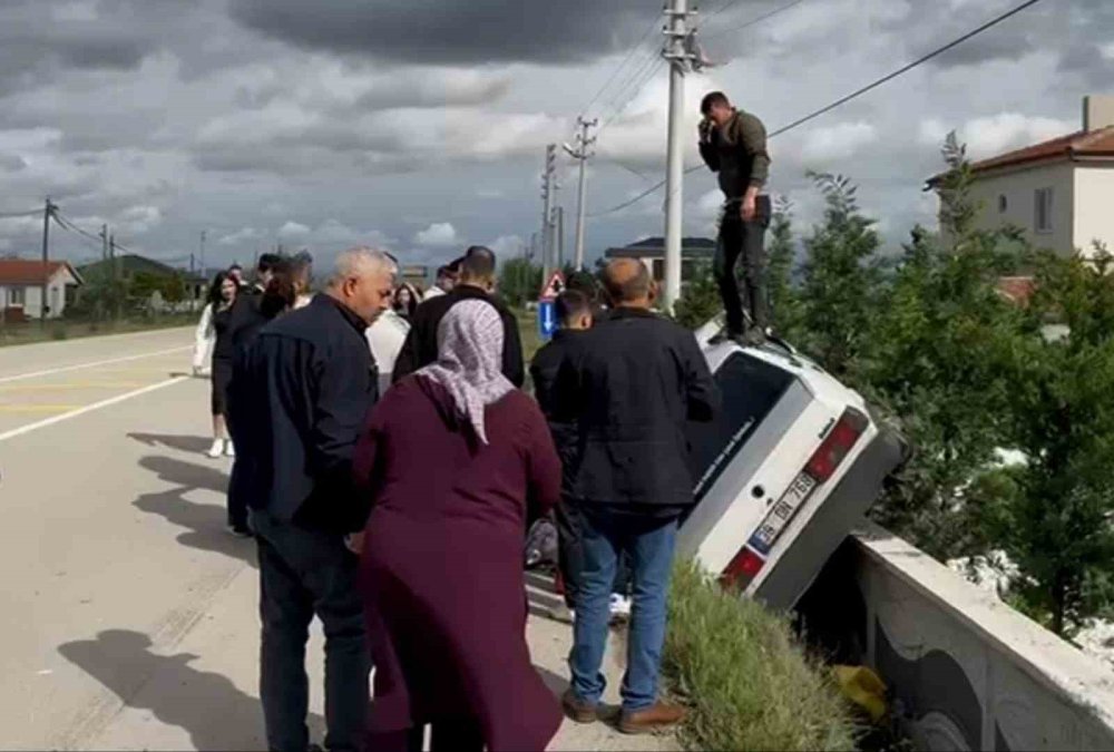 Köpeğe çarpmamak için kaza yaptı! Yaralılar var...
