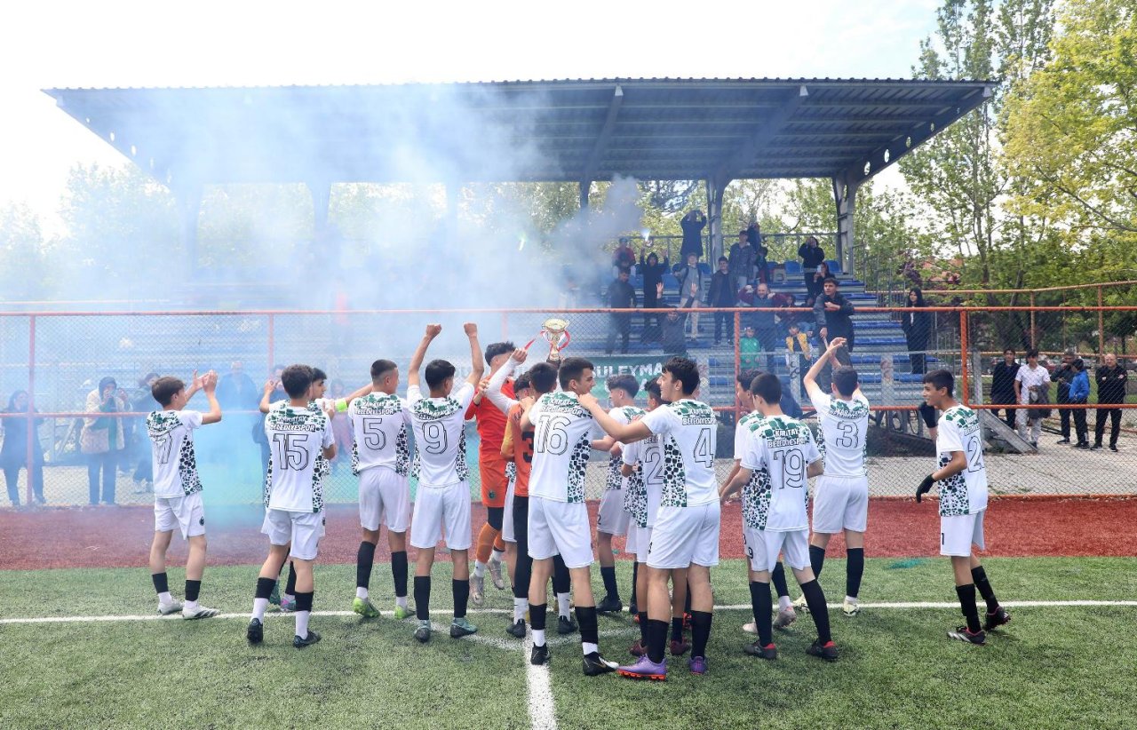 karatay-belediyespor-u15-futbol-takimi-u15-liginde-sampiyon-oldu-2-jpg-1500.jpg