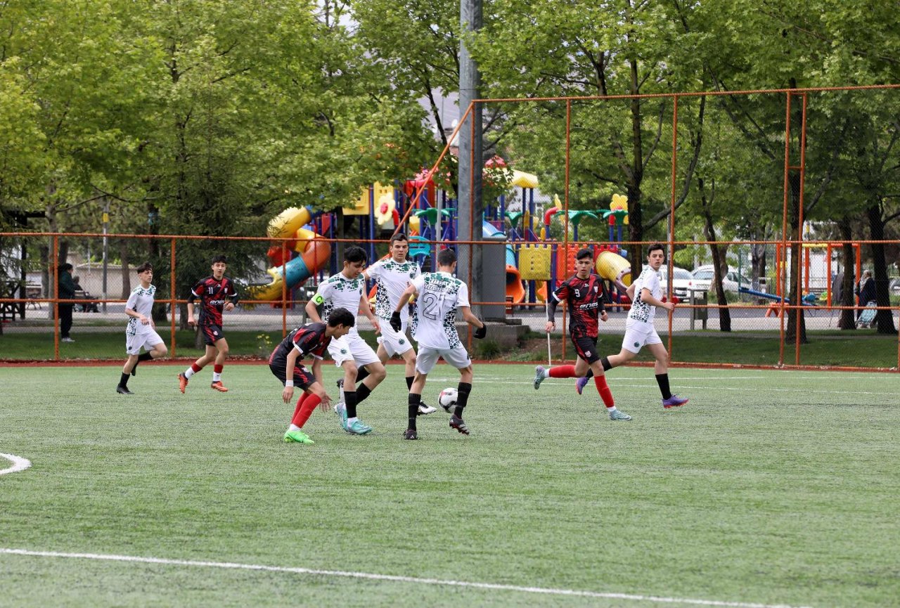 karatay-belediyespor-u15-futbol-takimi-u15-liginde-sampiyon-oldu-6-jpg-1500.jpg