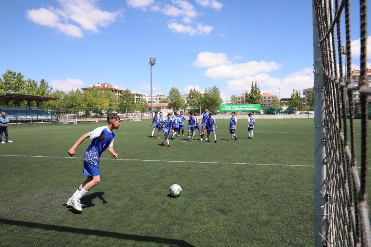 3-geleneksel-ortaokullar-arasi-dostluk-ve-kardeslik-futbol-turnuvasi-basladi-3-jpg-1500.jpg