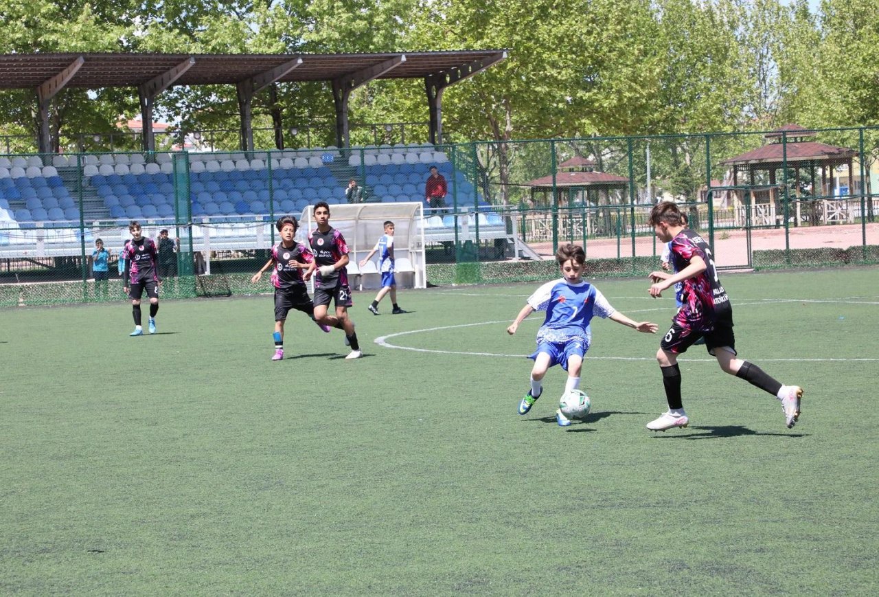 3-geleneksel-ortaokullar-arasi-dostluk-ve-kardeslik-futbol-turnuvasi-basladi-5-jpg-1500.jpg
