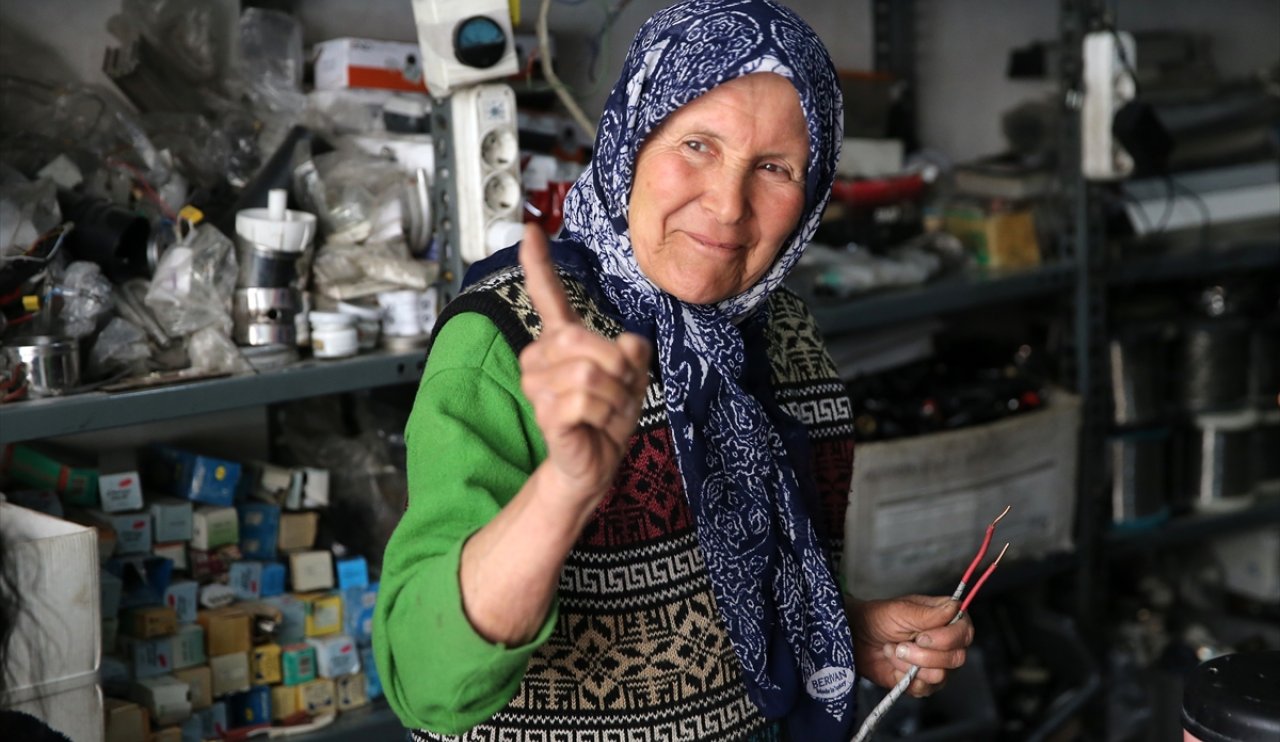 aa-20240520-34624709-34624702-gelinle-kaynana-elektrikli-ev-aletlerini-tamir-ediyor.jpg