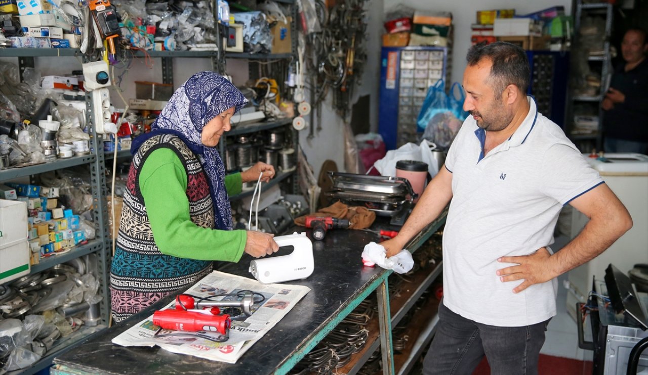 aa-20240520-34624709-34624708-gelinle-kaynana-elektrikli-ev-aletlerini-tamir-ediyor.jpg