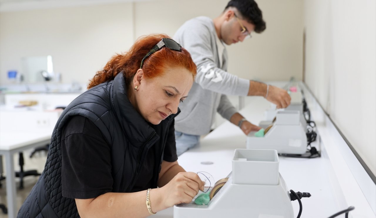 aa-20240925-35730516-35730513-iddia-uzerine-universiteyi-kazanan-hala-yegeniyle-rekabeti-ayni-sinifta-devam-ettirecek.jpg