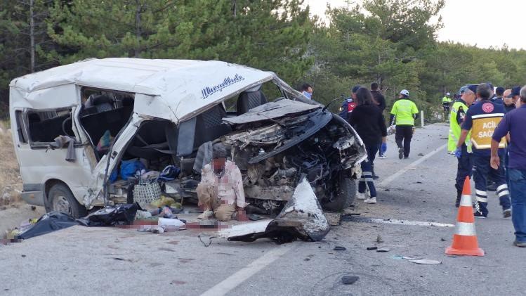 Katliam gibi kaza! Biri çocuk 3 ölü, 13 yaralı