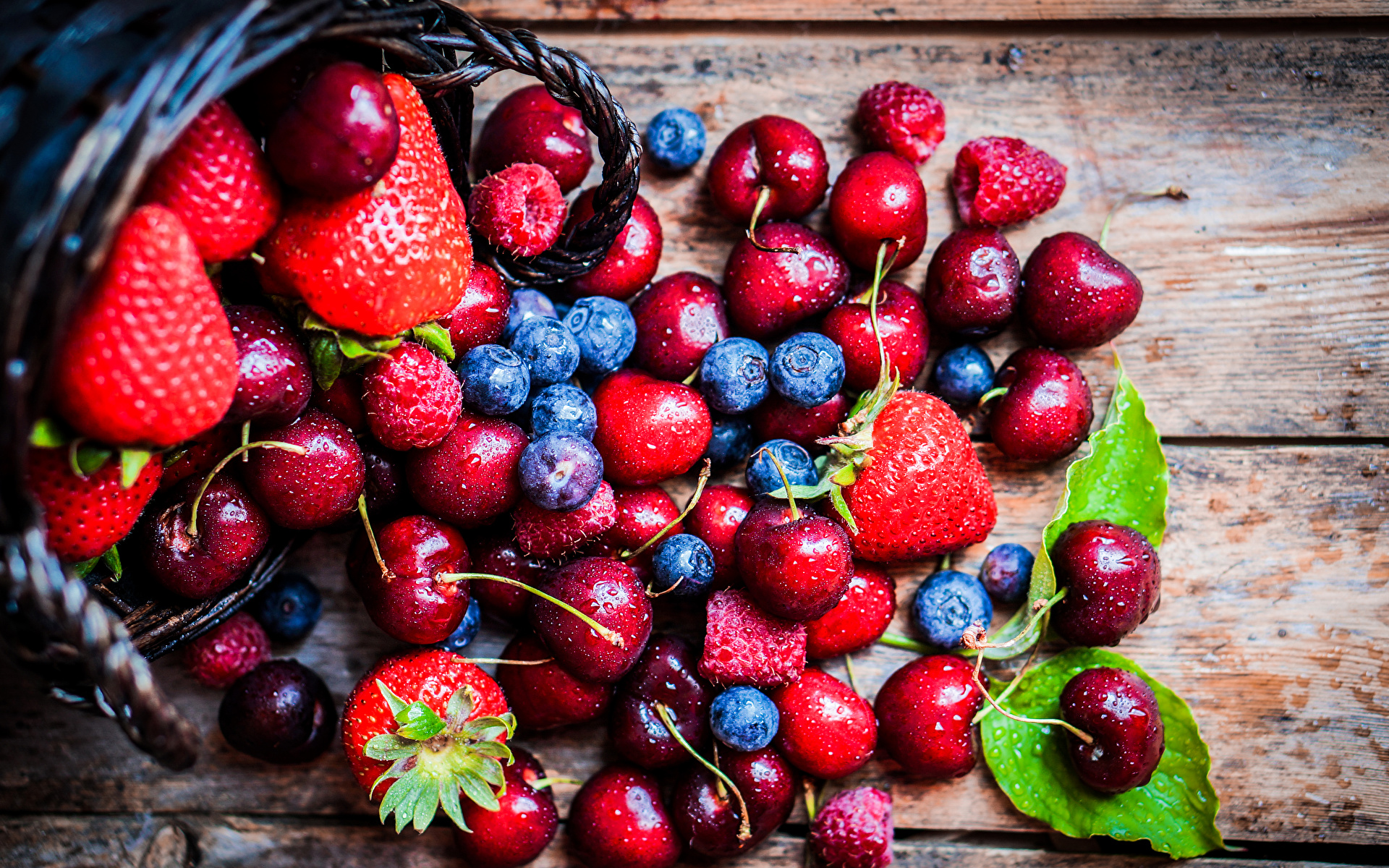 berry-strawberry-cherry-497744-1920x1200.jpg
