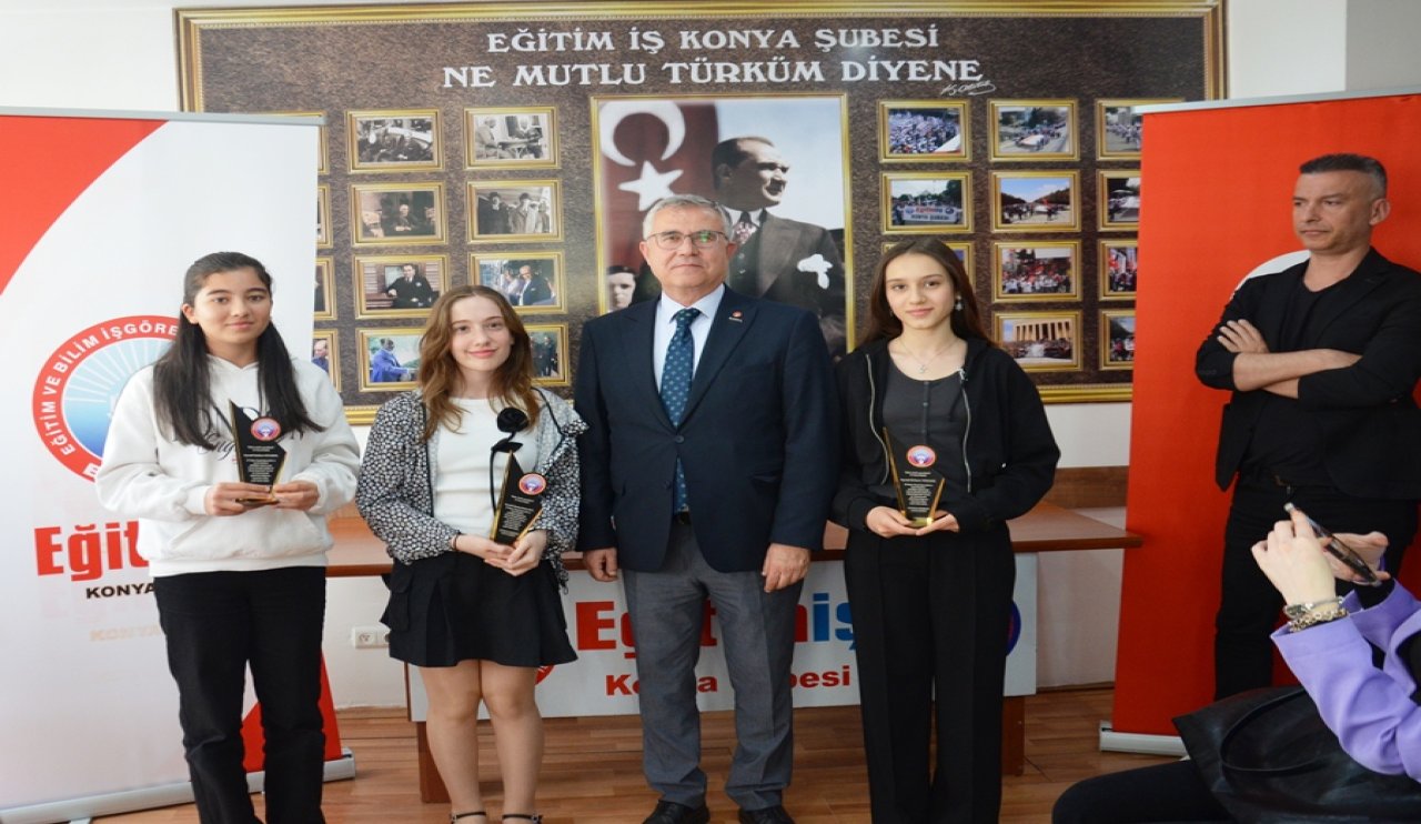 egitim-is-konya-sube-baskani-bahattin-ertugrul-resim-ve-siir-yarismasinda-dereceye-giren-ogrencilerle-bir-1.jpg
