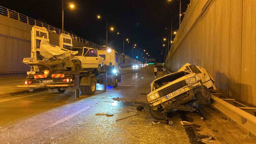 Konya’da Yeni İstanbul Caddesi’nde Feci Kaza! Araçlar Hurdaya Döndü, 6 Yaralı