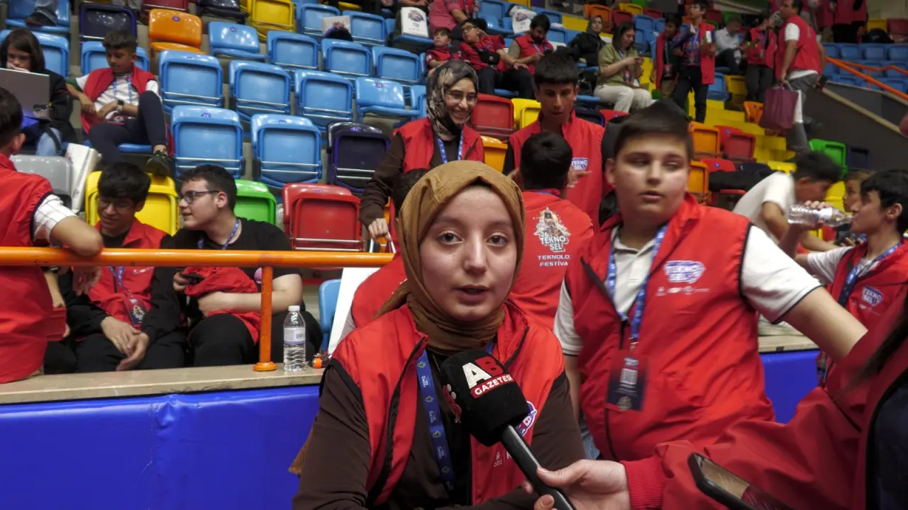 Konya'da büyük rekabet! Gençler TEKNOSEL’de robotlarıyla sahnede 7