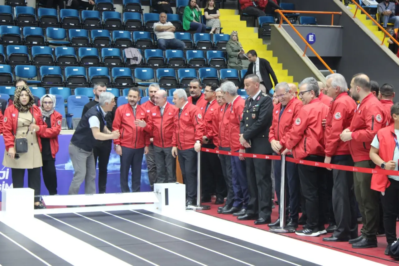 Konya'da büyük rekabet! Gençler TEKNOSEL’de robotlarıyla sahnede 2