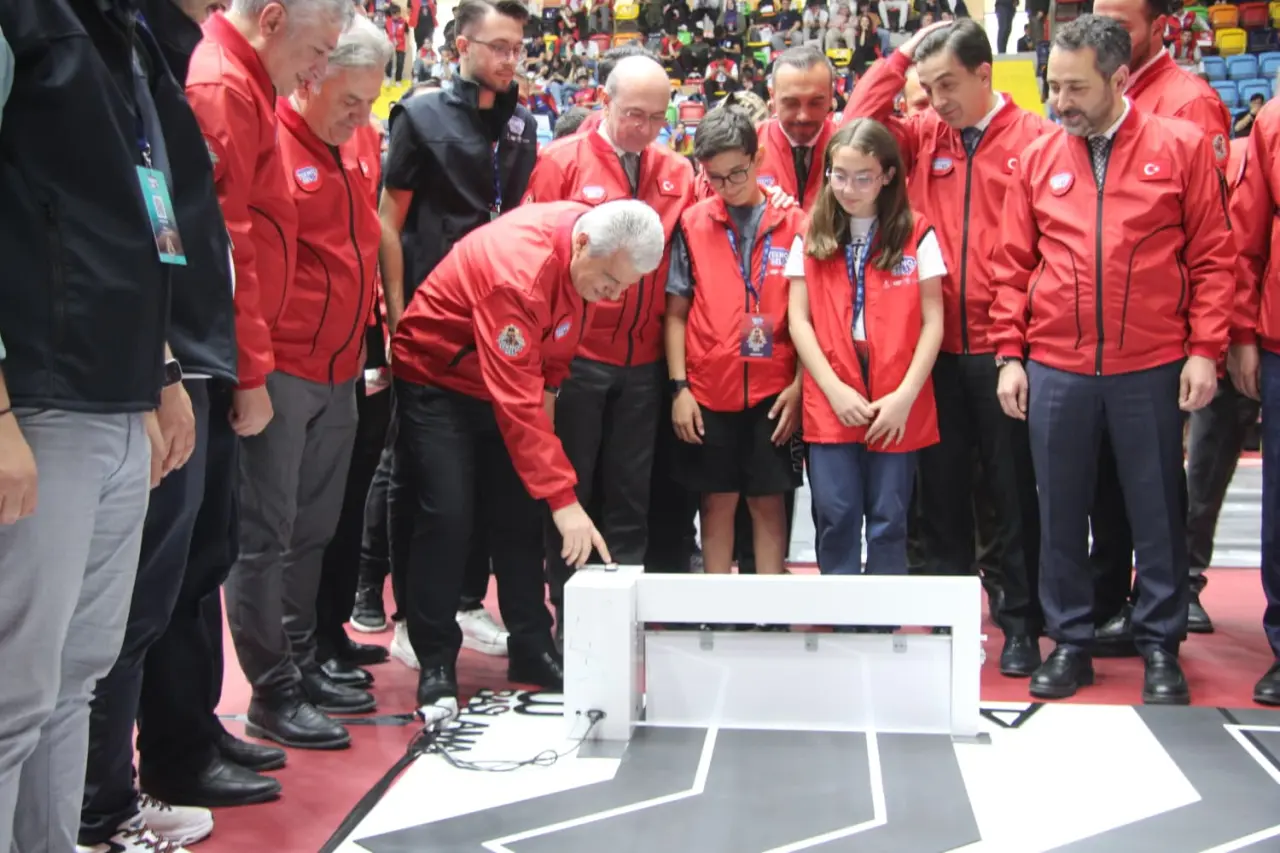 Konya'da büyük rekabet! Gençler TEKNOSEL’de robotlarıyla sahnede 1