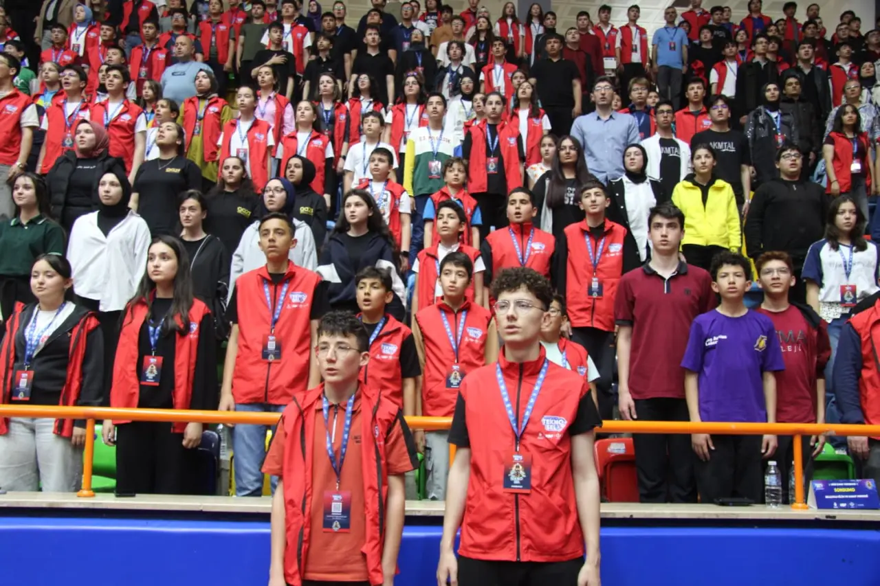Konya'da büyük rekabet! Gençler TEKNOSEL’de robotlarıyla sahnede 3