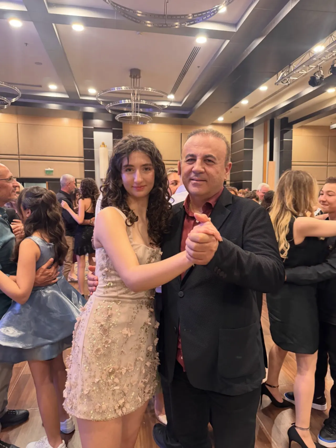 Baydar ailesinin mutlu günü! Elif Naz mezun oldu 4