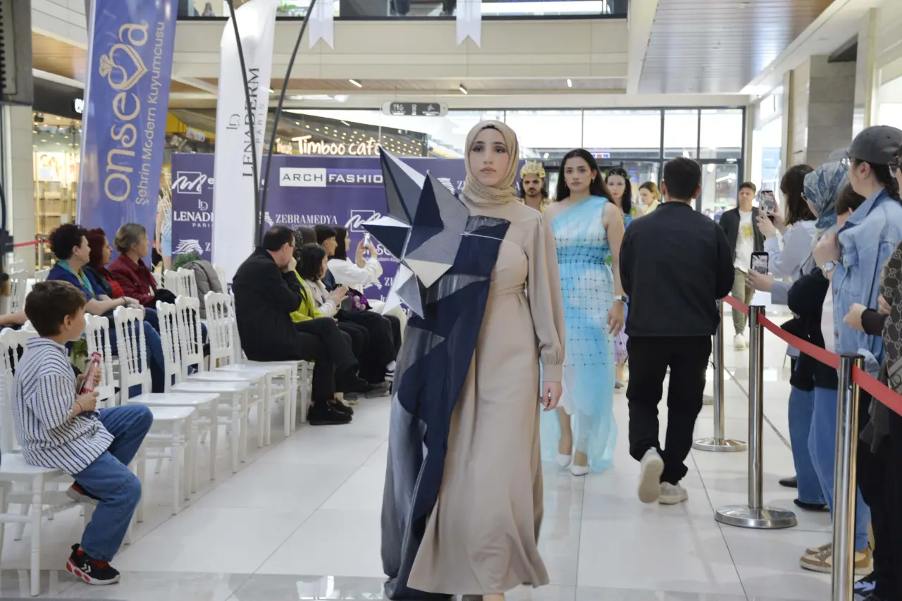 Konya’da ilginç defile: Mimariyi kıyafete dönüştürdüler 1