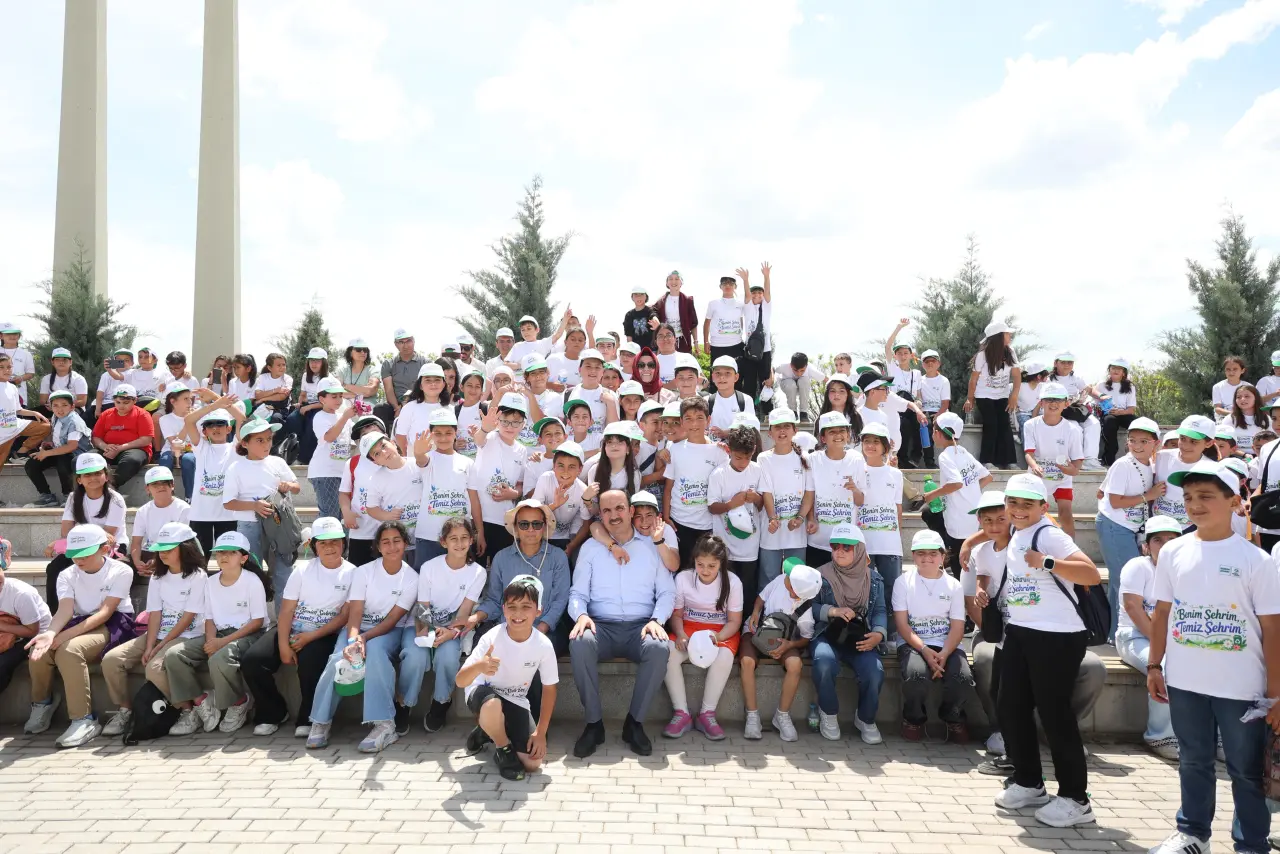 Konya’da çevre seferberliği: Başkan Altay öğrencilerle parkta temizlik yaptı 6
