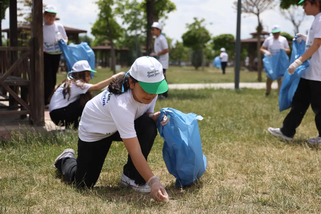 Konya’da çevre seferberliği: Başkan Altay öğrencilerle parkta temizlik yaptı 9