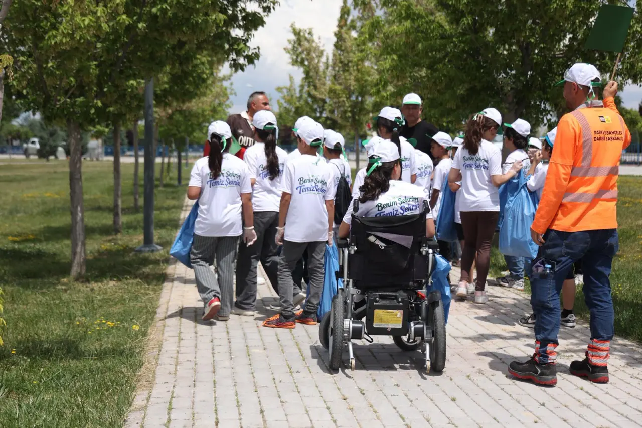 Konya’da çevre seferberliği: Başkan Altay öğrencilerle parkta temizlik yaptı 8