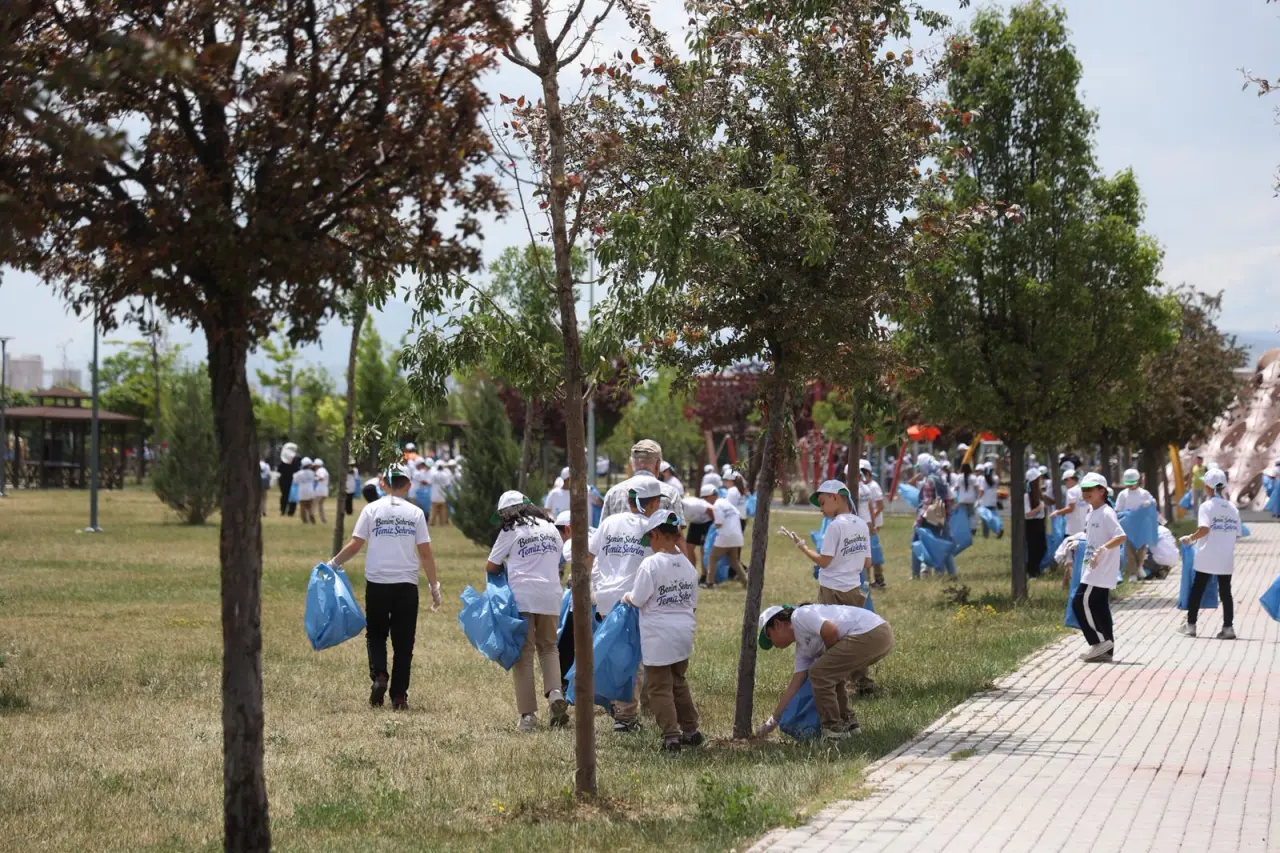 Konya’da çevre seferberliği: Başkan Altay öğrencilerle parkta temizlik yaptı 10