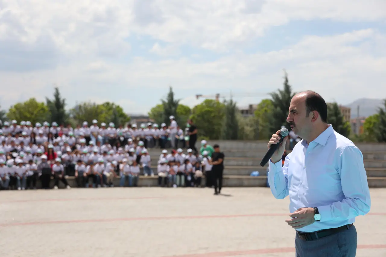 Konya’da çevre seferberliği: Başkan Altay öğrencilerle parkta temizlik yaptı 3