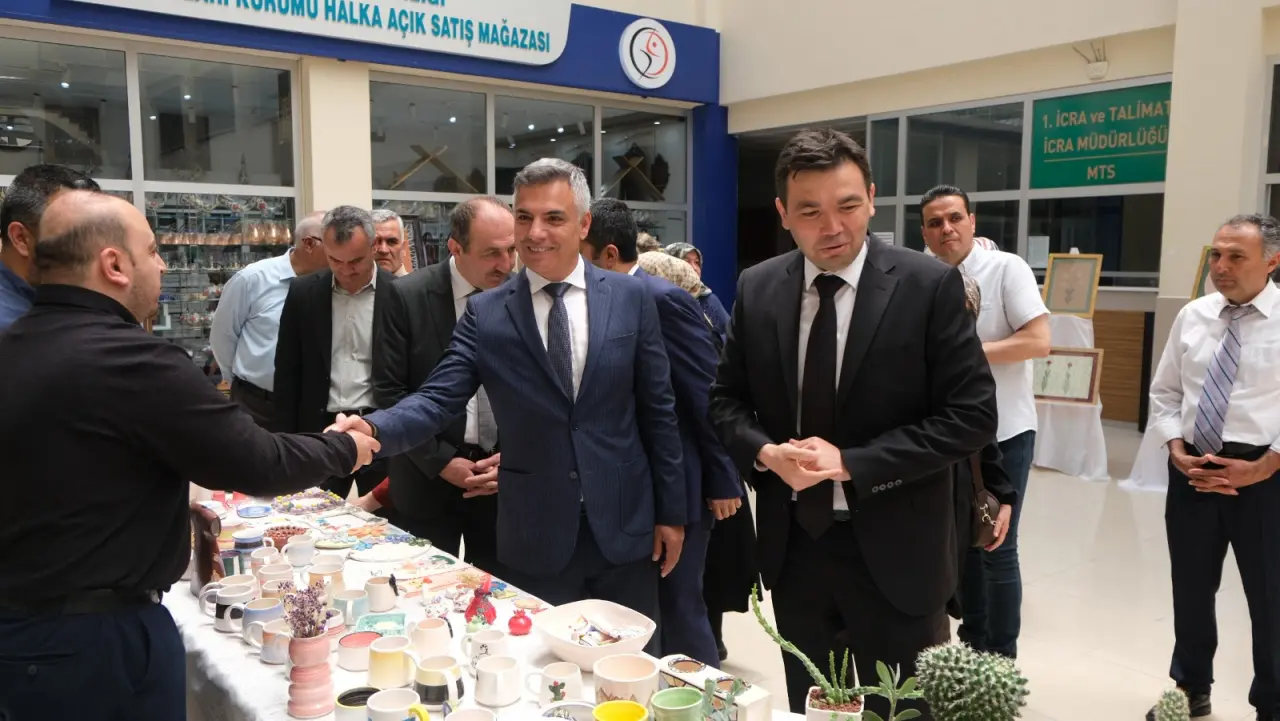 Konya Barosu’ndan özel çocuklara destek! Sergiye ziyaretçilerden tam not 3