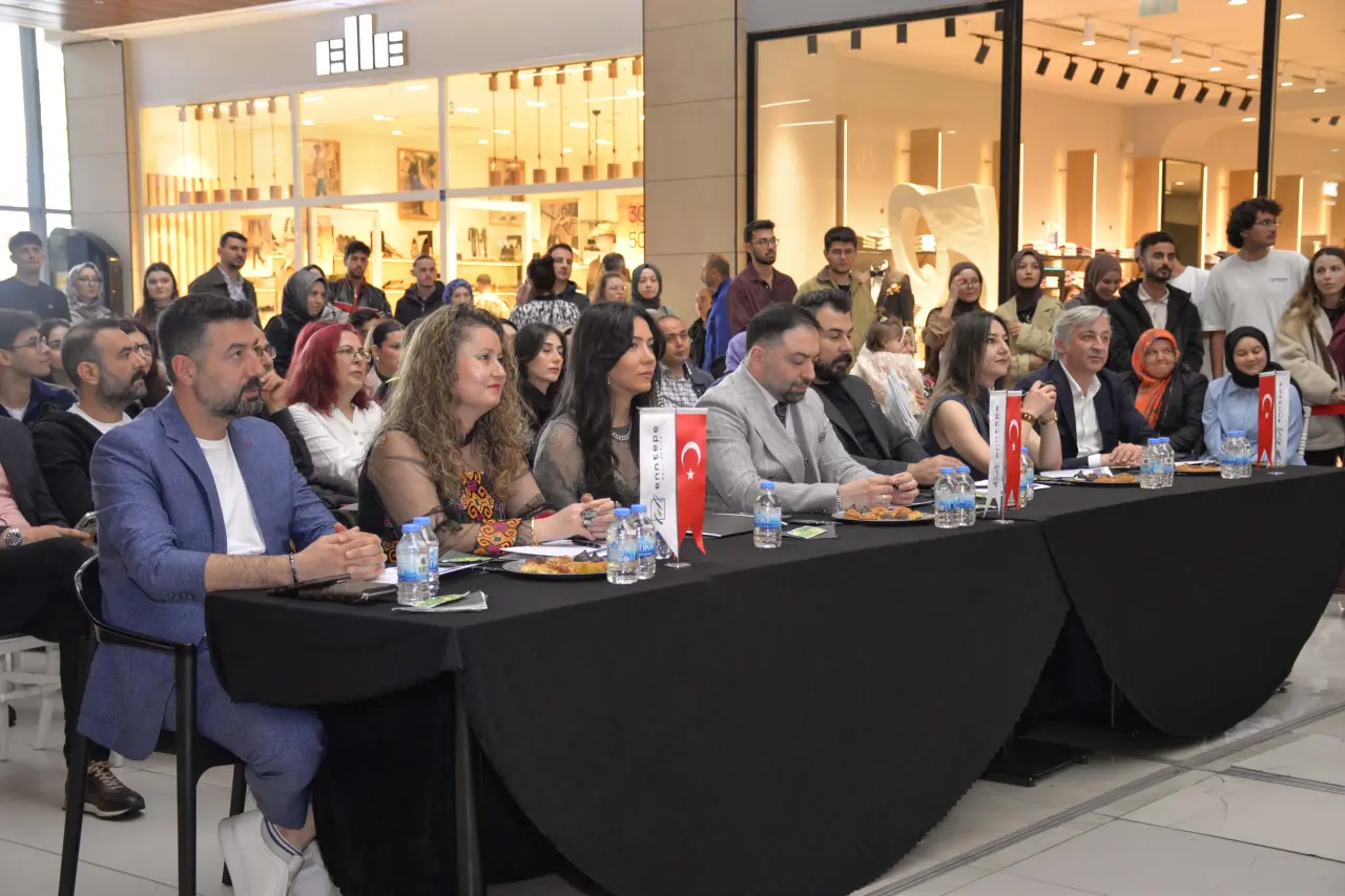 Konya’da ilginç defile: Mimariyi kıyafete dönüştürdüler 7