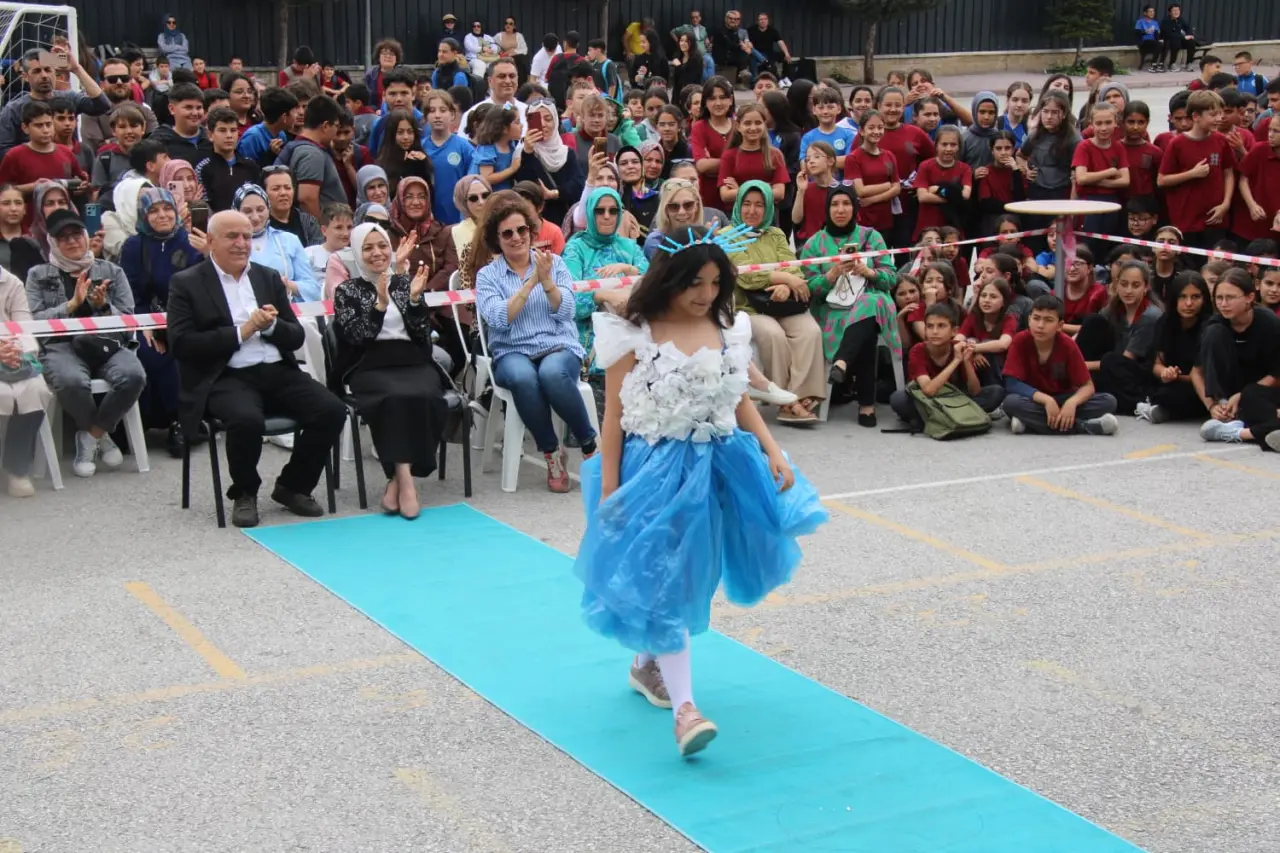 Çevre dostu tasarımcılar sahnede! Konya’da öğrenciler atıkları sanata dönüştürdü 8