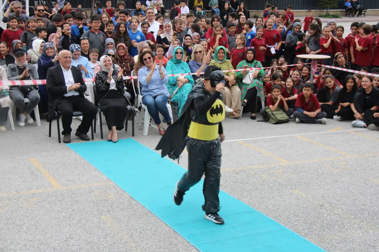 Çevre dostu tasarımcılar sahnede! Konya’da öğrenciler atıkları sanata dönüştürdü 6