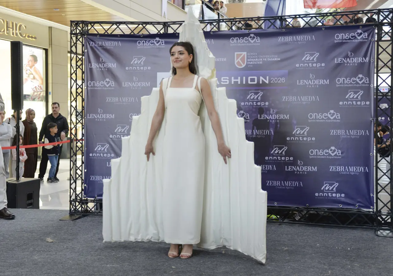 Konya’da ilginç defile: Mimariyi kıyafete dönüştürdüler 3