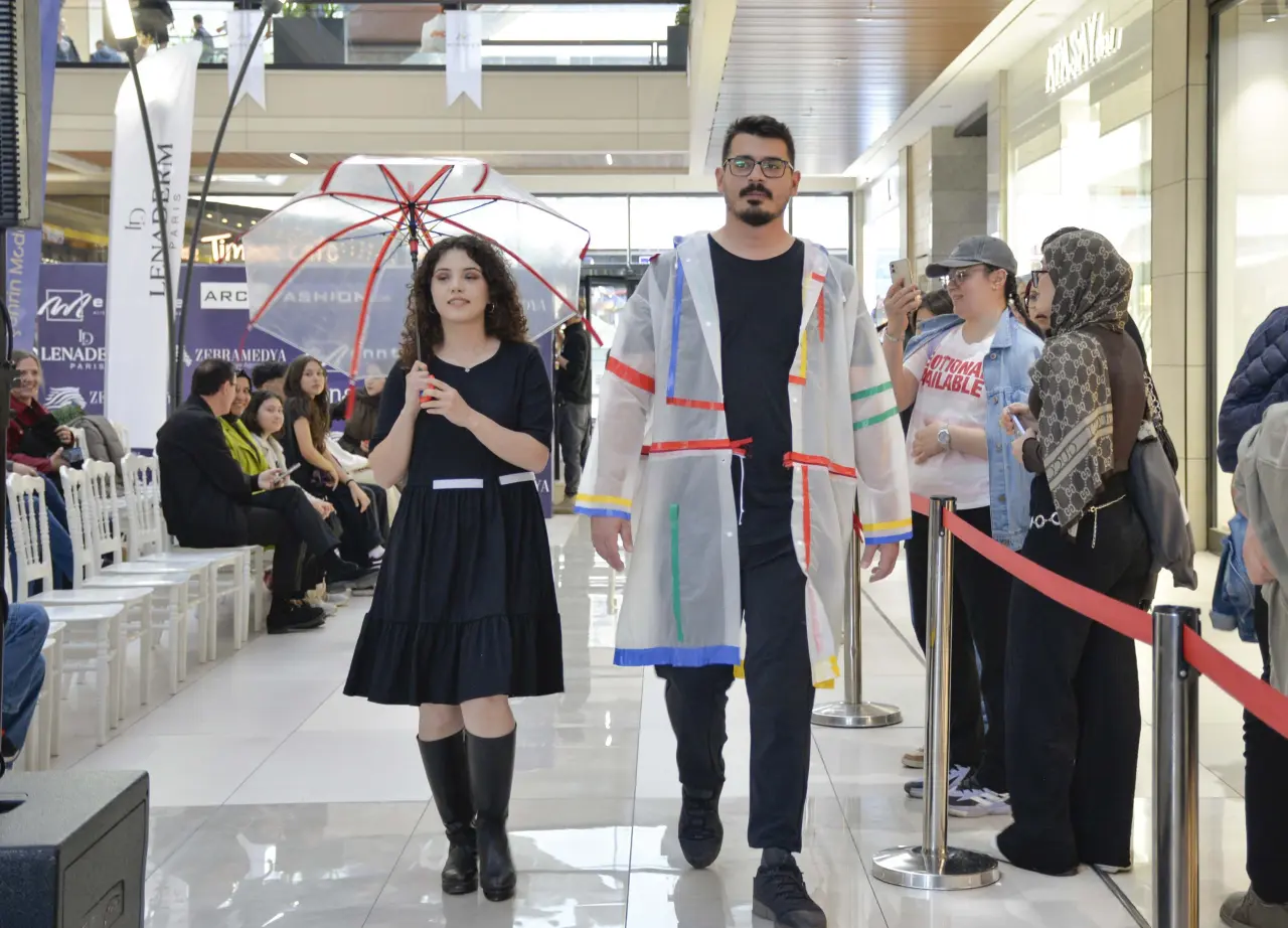 Konya’da ilginç defile: Mimariyi kıyafete dönüştürdüler 5