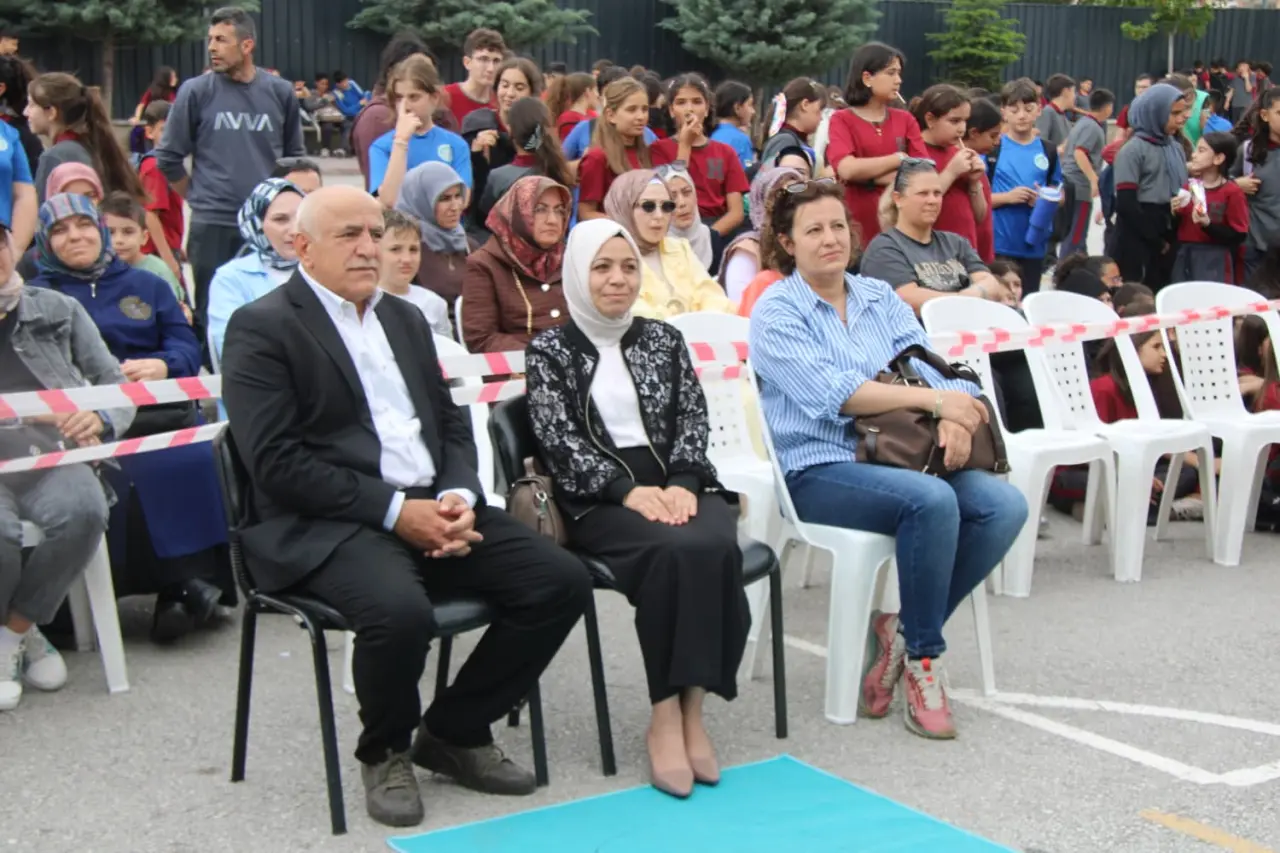Çevre dostu tasarımcılar sahnede! Konya’da öğrenciler atıkları sanata dönüştürdü 2