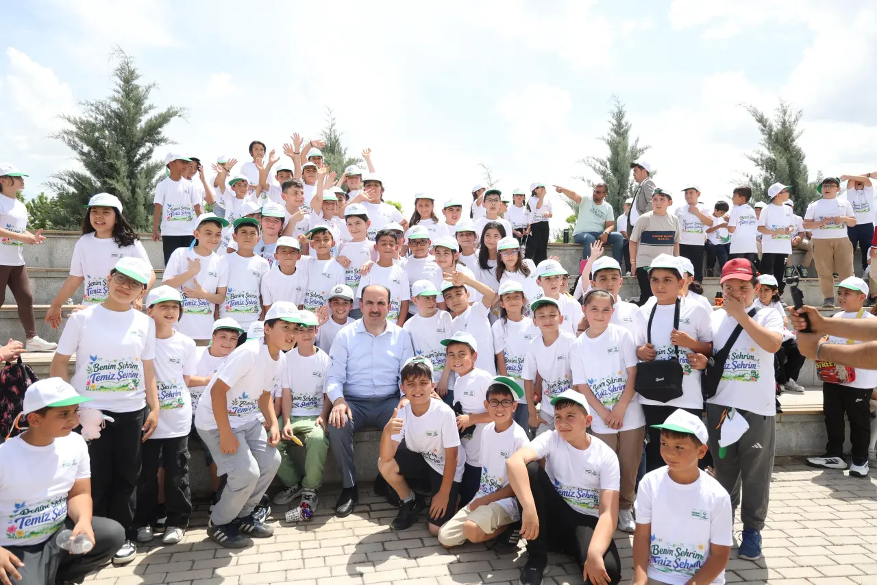 Konya’da çevre seferberliği: Başkan Altay öğrencilerle parkta temizlik yaptı 2