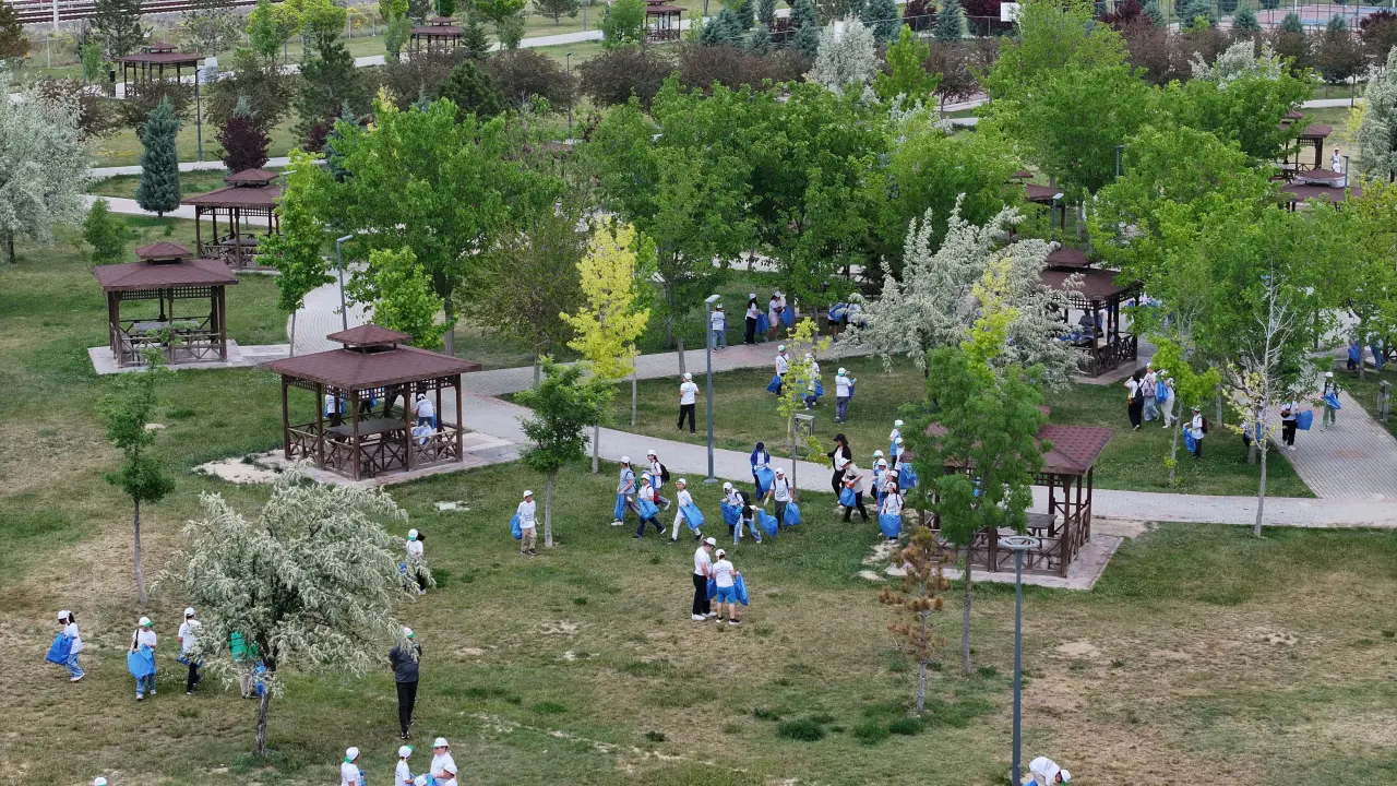 Konya’da çevre seferberliği: Başkan Altay öğrencilerle parkta temizlik yaptı 7