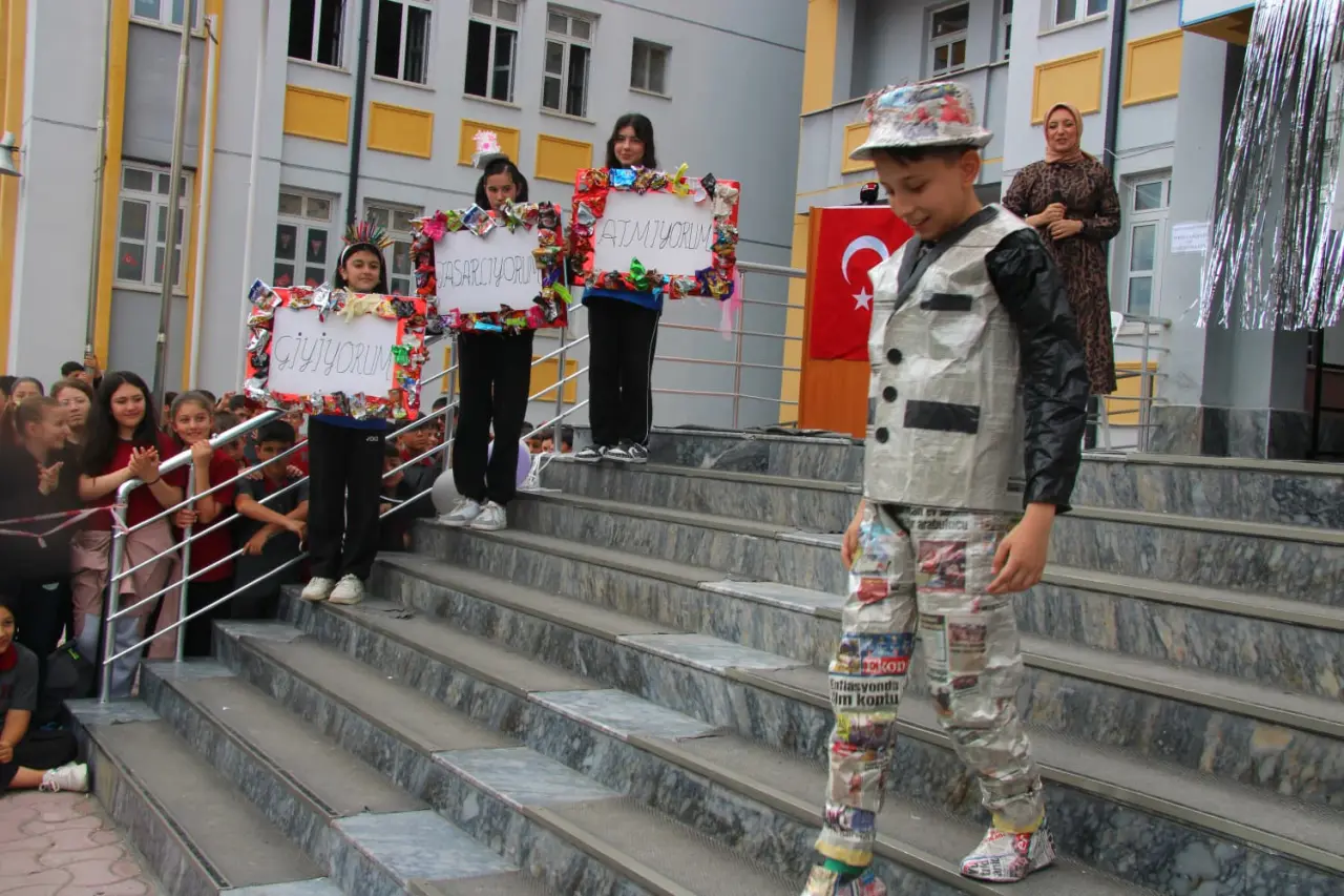 Çevre dostu tasarımcılar sahnede! Konya’da öğrenciler atıkları sanata dönüştürdü 1